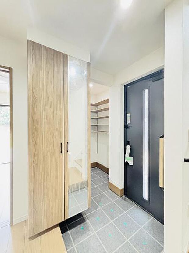 【シューズインクローゼット】靴、アウトドア道具、ゴルフバックなど屋外で使うことの多い物は外のホコリや汚れを極力中に持ち込まなくて済みます！