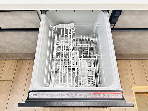 【ビルトイン食洗機】洗浄から乾燥までボタン一つで完結する食洗機付き。大変な洗い物がぐっと短く済みます！