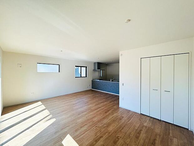 【LDK】大切なご家族が集まるからこそＬＤＫはこだわりたい！休日はおひさまの光をたっぷりと取りこめるリビングでゆったりと過ごしませんか？