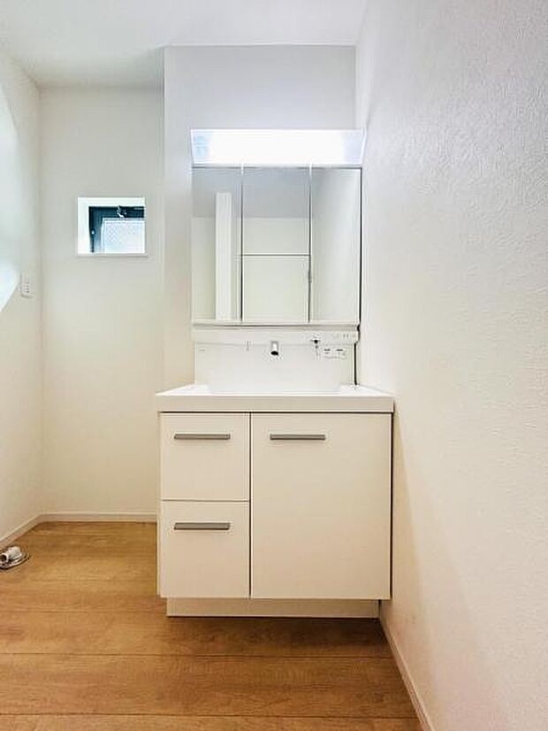 【洗面化粧台】毎日の身支度には欠かせない洗面化粧台、支度時間が重なってしまい準備ができないなど経験ありませんか？そんな時に上手く利用すれば同時にご利用可能です！