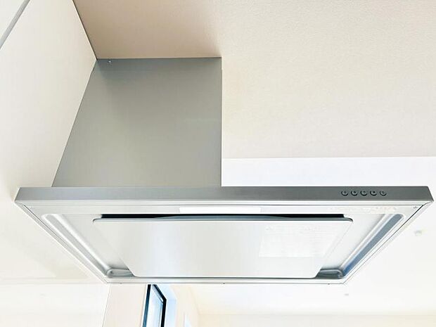 【スリム型レンジフード】稼働時の音が換気扇よりも静か 屋外とダイレクトにつながる換気扇と比べ、音が静かなメリットがあります。