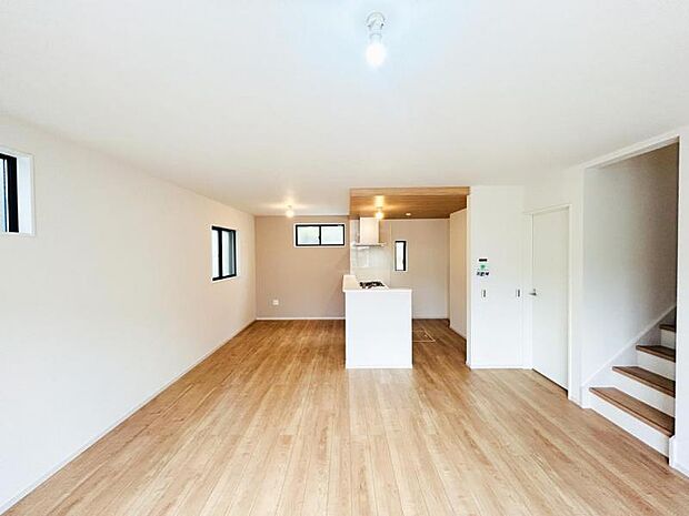 【2号棟：LDK】ここにはみんなが集い、食事と楽しい会話が始まる。話に夢中になりすぎて、ついつい時を忘れてしまう。そんな束の間の幸せを感じさせてくれる場所。※家具はＣＧ合成の為付属しません。