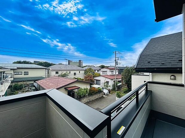 【バルコニーからの眺望】周辺に高い建物がない為、開放感があります!