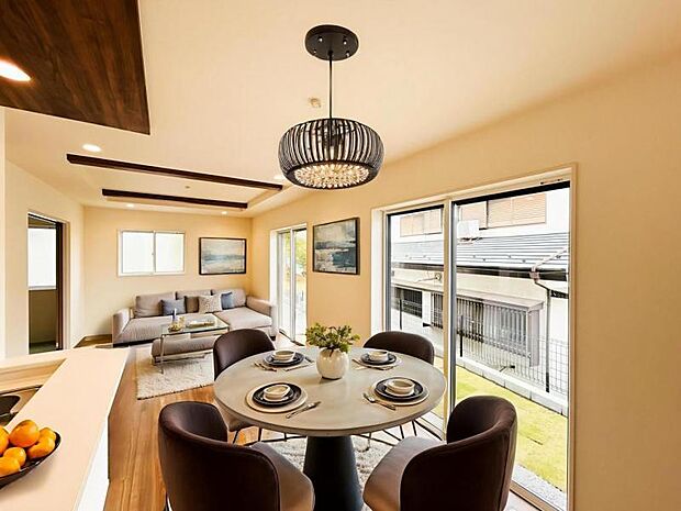 【LDK】大切なご家族が集まるからこそＬＤＫはこだわりたい！休日はおひさまの光をたっぷりと取りこめるリビングでゆったりと過ごしませんか？※家具はＣＧ合成の為付属しません。