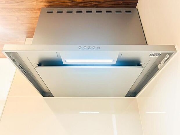 【スリム型レンジフード】稼働時の音が換気扇よりも静か 屋外とダイレクトにつながる換気扇と比べ、音が静かなメリットがあります。