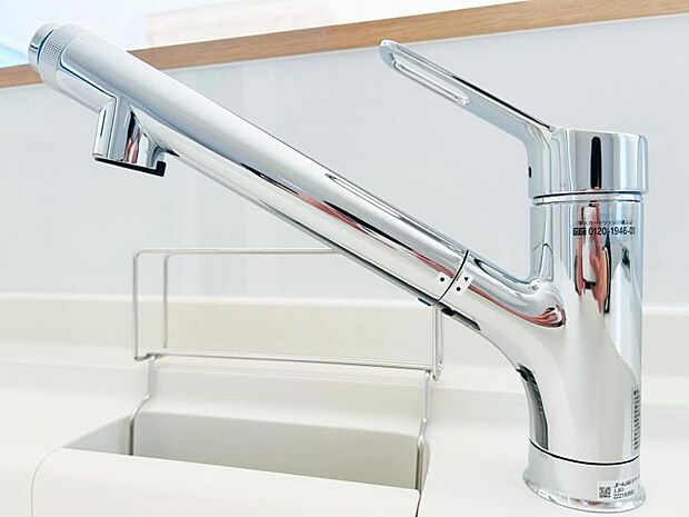 【浄水器一体型水栓】浄水器付きでおいしい水をいつでも手軽に使えます。飲み水やお料理にも安心ですね！