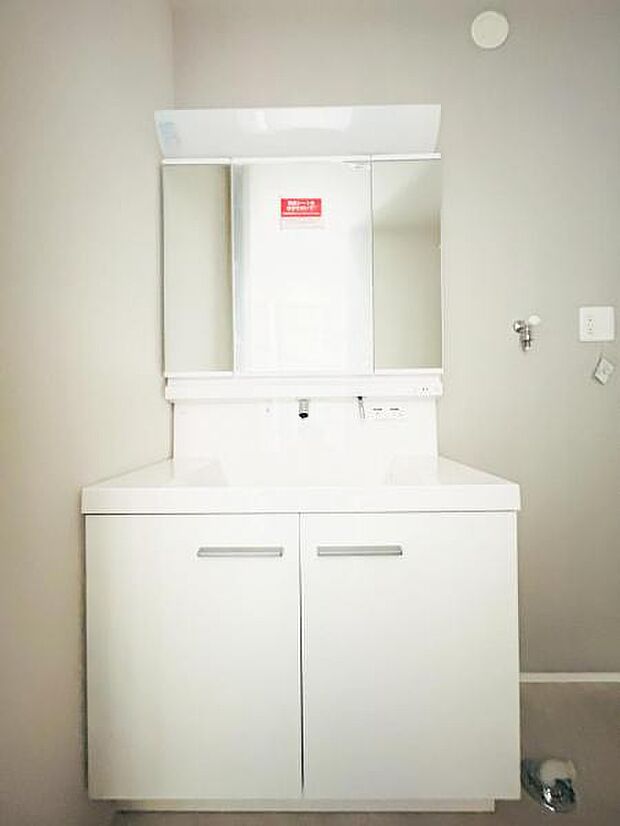 【洗面化粧台】毎日の身支度には欠かせない洗面化粧台、支度時間が重なってしまい準備ができないなど経験ありませんか？そんな時に上手く利用すれば同時にご利用可能です！