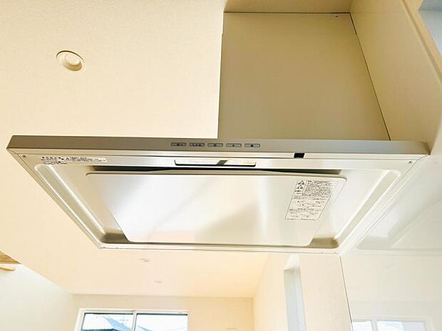 【スリム型レンジフード】稼働時の音が換気扇よりも静か 屋外とダイレクトにつながる換気扇と比べ、音が静かなメリットがあります。