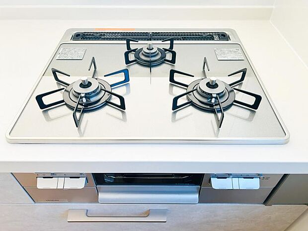 【三ツ口ガスコンロ】煮込み料理をする際にコンロが一つ塞がって他の料理ができなくて時間がかかる！そんな不満を解決してくれる3口コンロは他の調理ができるので捗ります！