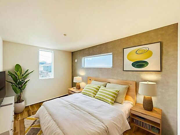 【洋室】木目のフローリングが暖かみのある室内に。明るい寝室で心地のいい朝を迎えられそう。※家具はＣＧ合成の為付属しません。