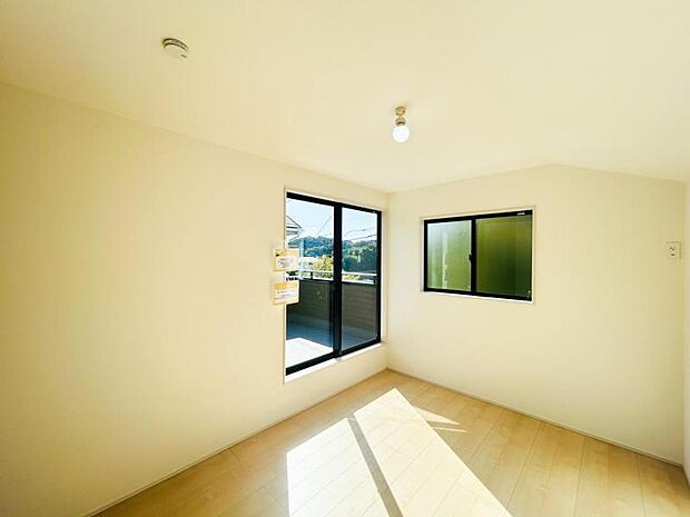 【洋室】木目のフローリングが暖かみのある室内に。明るい寝室で心地のいい朝を迎えられそう。