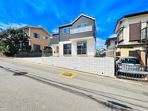 【現地外観】建物堂々完成済みです!いつでもご内見可能です!