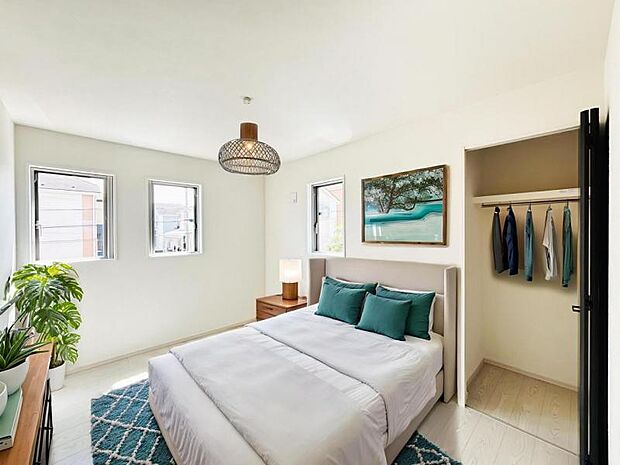 【洋室】木目のフローリングが暖かみのある室内に。明るい寝室で心地のいい朝を迎えられそう。※家具はCG合成の為付属しません。