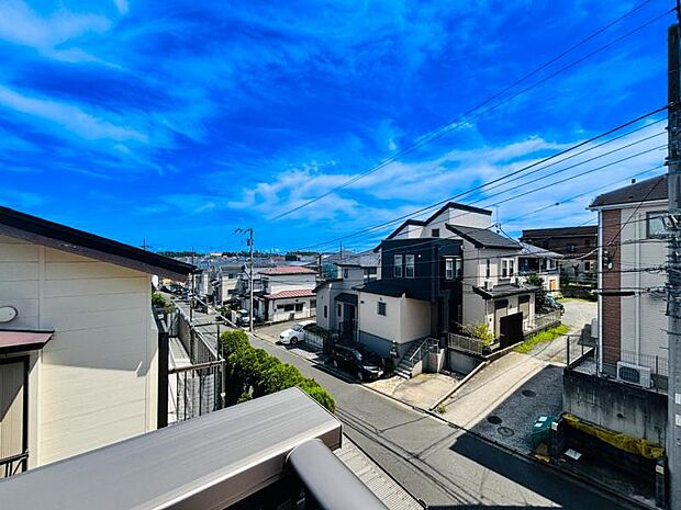 【バルコニーからの眺望】周辺に高い建物がない為、開放感がございます!