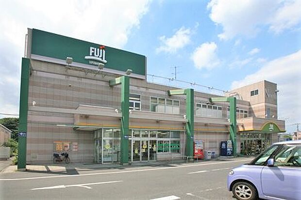 【スーパーマーケットフジ 戸室店】920m 店内には衣料品、100円ショップも入っている。隣にはコーナーも併用されており買い物が一件で済ませられます。駐車場も広く便利です。