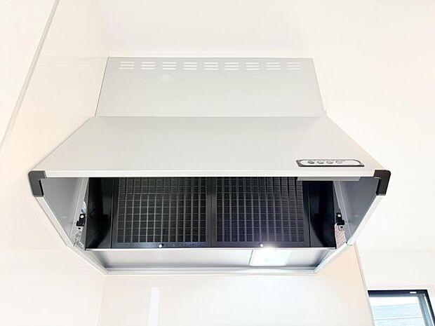 【スリム型レンジフード】稼働時の音が換気扇よりも静か 屋外とダイレクトにつながる換気扇と比べ、音が静かなメリットがあります。