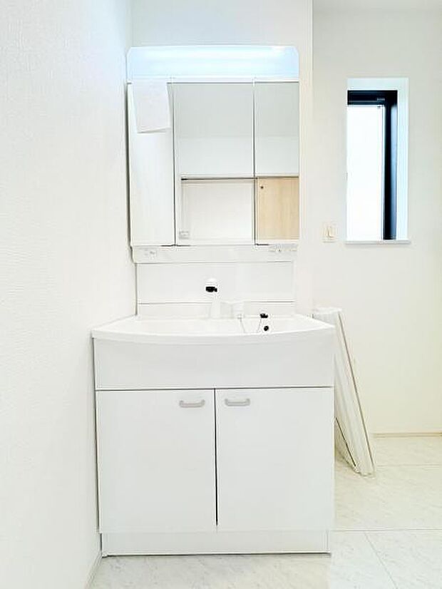 【洗面化粧台】毎日の身支度には欠かせない洗面化粧台、支度時間が重なってしまい準備ができないなど経験ありませんか?そんな時に上手く利用すれば同時にご利用可能です!