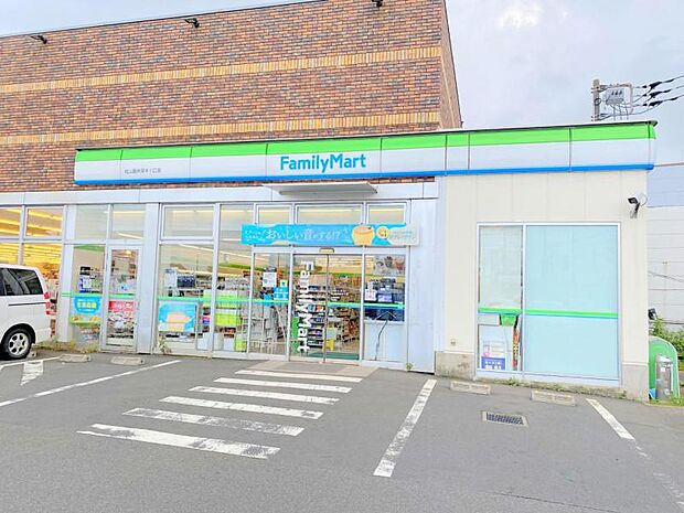 【ファミリーマート 松山圏央厚木IC店】470m TSUTAYAと同じ駐車場で広いです。店員さんの対応がすごくいいです。