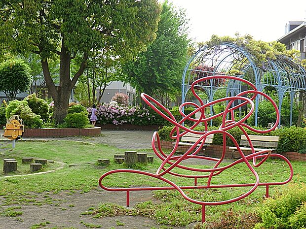 【八幡上公園】360ｍ　広場、ブランコ、砂場、小さい子用の乗り物、変わった形のジャングルジムのある公園です。トイレも完備されています。