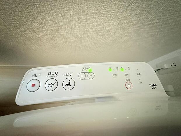 【ウォシュレット付き】洗浄、保温などの機能を備えたウォシュレット。洗浄により毎回のペーパー使用量を減らせ、保温により冬場の便座のひんやりを解消してくれる便利な設備付き.