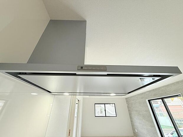 【スリム型レンジフード】稼働時の音が換気扇よりも静か 屋外とダイレクトにつながる換気扇と比べ、音が静かなメリットがあります。