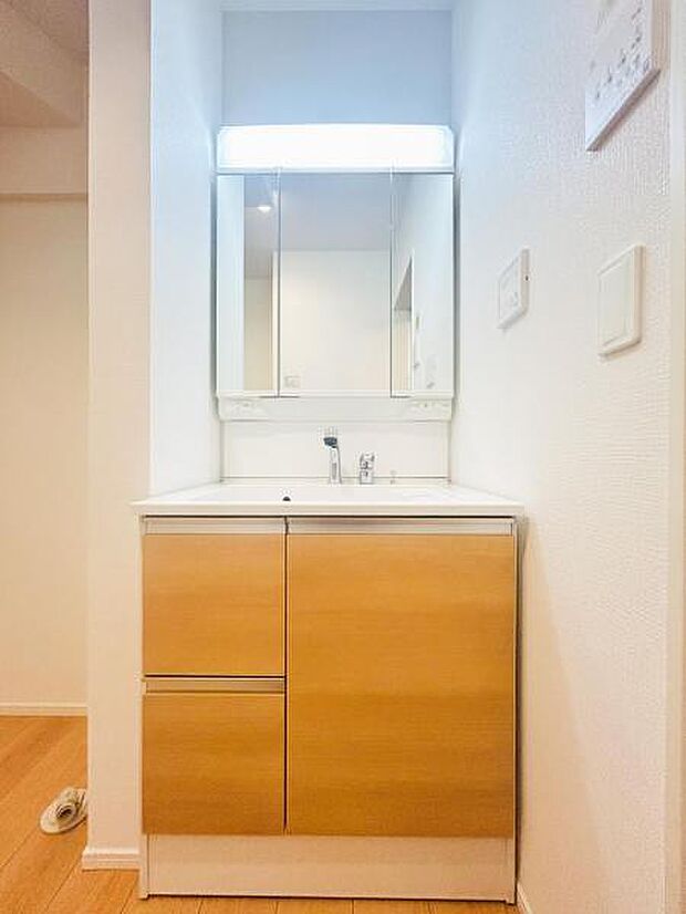 【洗面化粧台】毎日の身支度には欠かせない洗面化粧台、支度時間が重なってしまい準備ができないなど経験ありませんか?そんな時に上手く利用すれば同時にご利用可能です!