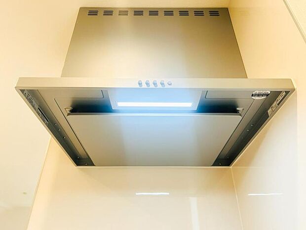 【スリム型レンジフード】稼働時の音が換気扇よりも静か 屋外とダイレクトにつながる換気扇と比べ、音が静かなメリットがあります。