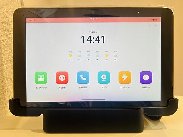 【モニター付きインターフォン】来訪者を映像で確認するシンプルな設備ながらセキュリティ効果はマル。最近は録画機能があるタイプも増え、留守中の訪問者も確認できます！