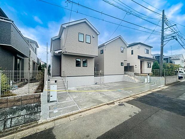 【現地外観】流行に左右されず、将来にわたって価値が継続する「上質」な佇まい。おしゃれな雰囲気や自然の潤い、親しみやすさといった暮らしを豊かにしてくれる住空間です。