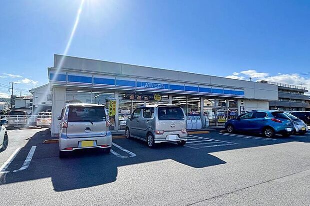 【ローソン 厚木愛甲西二丁目店】730m 駐車場も店内も広く、品揃えも豊富で便利なローソンです。店員さんの対応も良いと近隣の方から聞くことも多い店舗です。