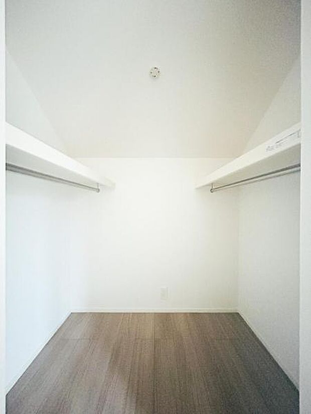 【ウォークインクローゼット】大きな収納力を持つウォークインクローゼット付き。複数で共有して使うこともでき、奥様が独り占めすることも可能です。