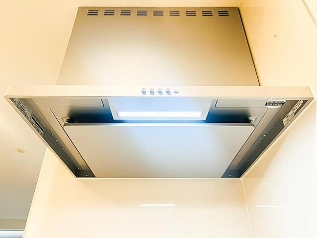 【スリム型レンジフード】稼働時の音が換気扇よりも静か 屋外とダイレクトにつながる換気扇と比べ、音が静かなメリットがあります。