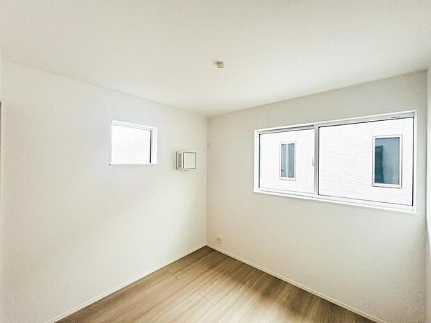 【洋室】木目のフローリングが暖かみのある室内に。明るい寝室で心地のいい朝を迎えられそう。