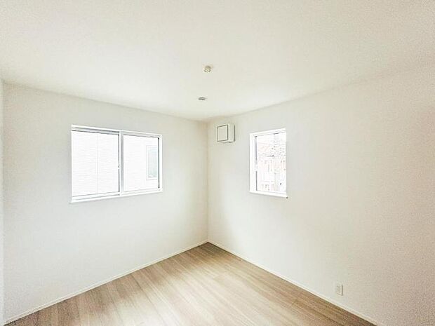 【洋室】木目のフローリングが暖かみのある室内に。明るい寝室で心地のいい朝を迎えられそう。