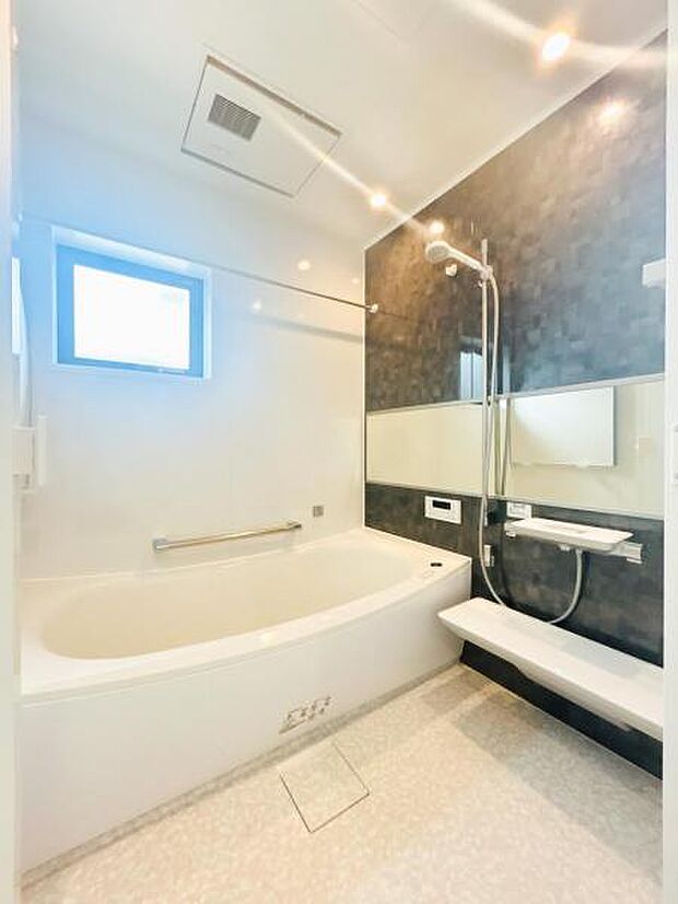 【浴室】一日の疲れを癒してくれる場所なので、快適に過ごして頂く為にゆったりサイズのバスタブを用意しました。是非半身浴をお楽しみ下さい。空気が籠らない様に小窓も設置しております。