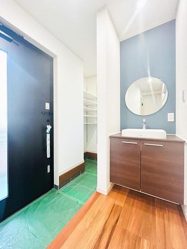 【洗面台:玄関】玄関にあることでご帰宅時や外出時に大変便利です!