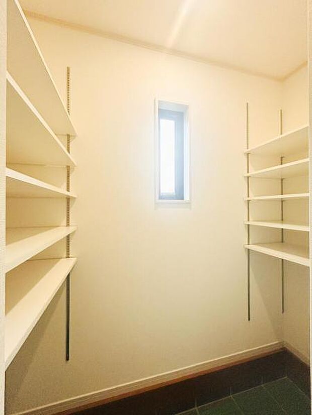 【シューズインクローゼット】靴、アウトドア道具、ゴルフバックなど屋外で使うことの多い物は外のホコリや汚れを極力中に持ち込まなくて済みます。