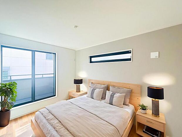 【洋室】木目のフローリングが暖かみのある室内に。明るい寝室で心地のいい朝を迎えられそう。※家具はCG合成の為付属しません。