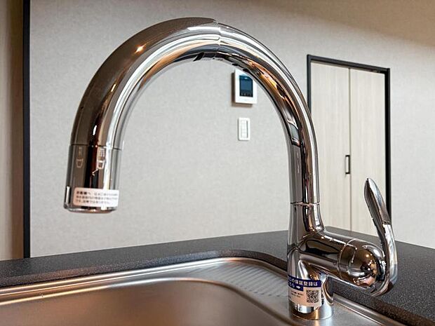 【浄水器一体型水栓】浄水器付きでおいしい水をいつでも手軽に使えます。飲み水やお料理にも安心ですね。