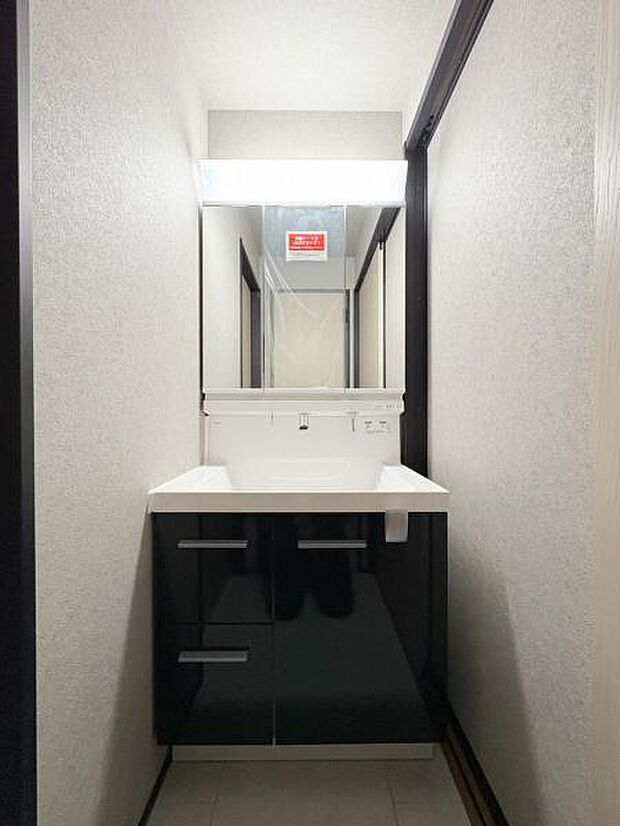 【洗面化粧台】毎日の身支度には欠かせない洗面化粧台、支度時間が重なってしまい準備ができないなど経験ありませんか？そんな時に上手く利用すれば同時にご利用可能です！