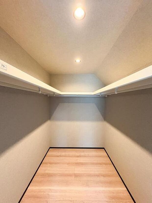 【ウォークインクローゼット】大きな収納力を持つウォークインクローゼット付き。複数で共有して使うこともでき、奥様が独り占めすることも可能です。