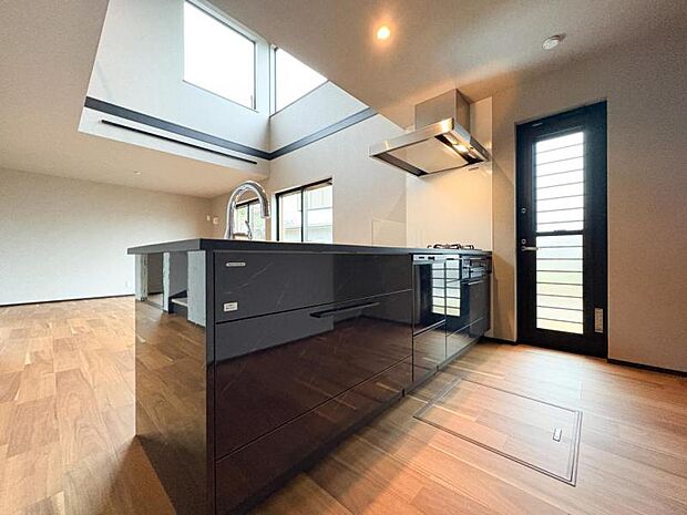 【スリム型レンジフード】稼働時の音が換気扇よりも静か 屋外とダイレクトにつながる換気扇と比べ、音が静かなメリットがあります。