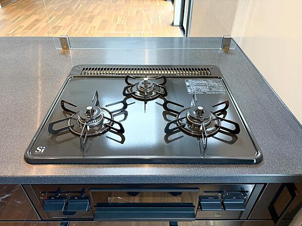 【三ツ口ガスコンロ】煮込み料理をする際にコンロが一つ塞がって他の料理ができなくて時間がかかる！そんな不満を解決してくれる3口コンロは他の調理ができるので捗ります！