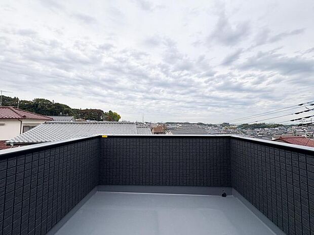 【奥行きのあるワイドバルコニー】ワイドバルコニーを設け、大家族にも対応できる物干しスペースを確保しております。