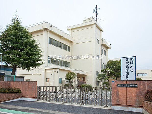 【海老名市立大谷小学校】450ｍ　住宅街の中にある小学校です。日本庭園があったり、宇宙を描いたモチーフがあったりと情緒溢れる教育がなされていると思います。