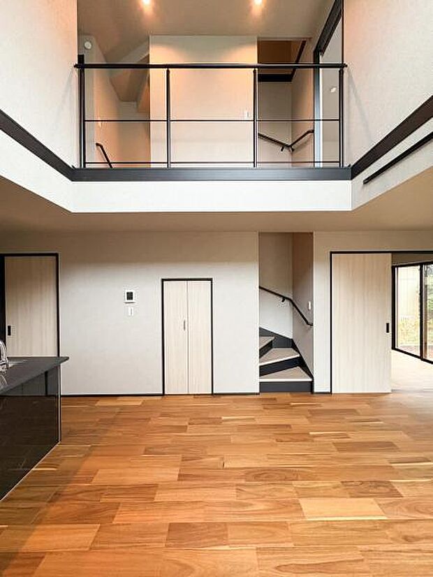 【リビングイン階段】ご家族が集まるリビングに階段を配置することで、開放感が得られるなどさまざまなメリットにつながります。