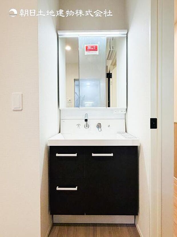 【洗面化粧台】毎日の身支度には欠かせない洗面化粧台、支度時間が重なってしまい準備ができないなど経験ありませんか?そんな時に上手く利用すれば同時にご利用可能です!