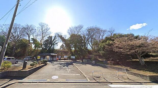 【丸山城址公園】3260m 駐車場もあり、トイレも設備されています。緑がきれいな公園です。