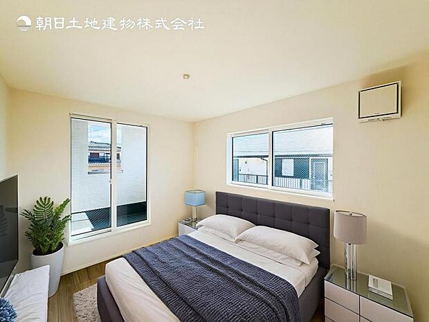 【洋室】木目のフローリングが暖かみのある室内に。明るい寝室で心地のいい朝を迎えられそう。※家具はCG合成の為付属しません。