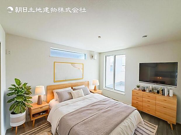 【洋室】木目のフローリングが暖かみのある室内に。明るい寝室で心地のいい朝を迎えられそう。※家具はCG合成の為付属しません。